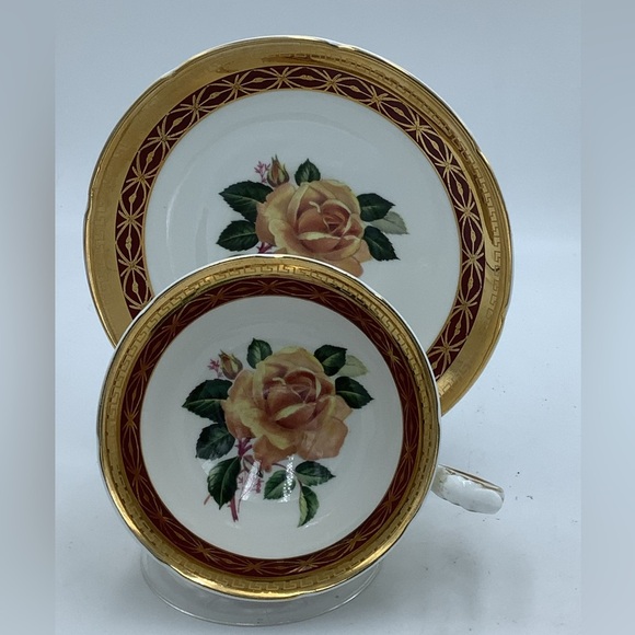 Vintage Court Royal Red/Gold English Bone China  Cabbage Rose Teacup & Saucer - Picture 1 of 13